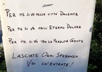 All’ingresso della ciclabile abbandonata spunta un cartello: «Lasciate ogni speranza»