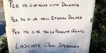 All’ingresso della ciclabile abbandonata spunta un cartello: «Lasciate ogni speranza»