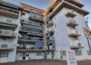 Sorprende i ladri in casa e li costringe a fuggire a mani vuote