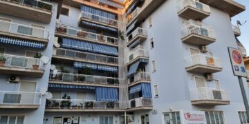 Sorprende i ladri in casa e li costringe a fuggire a mani vuote