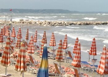 «Lavori inefficaci e ripascimento inutile: è bastata una mareggiata per erodere la spiaggia»