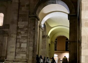«Ti porto a cena in Cattedrale», piove e i tavolini vengono spostati sul sagrato della Madonna del Ponte