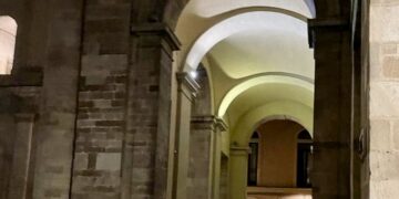 «Ti porto a cena in Cattedrale», piove e i tavolini vengono spostati sul sagrato della Madonna del Ponte