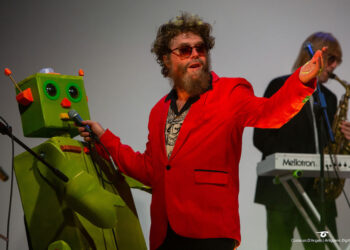 Il Romantic Robot degli Extraliscio apre Arena sotto le stelle