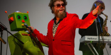 Il Romantic Robot degli Extraliscio apre Arena sotto le stelle