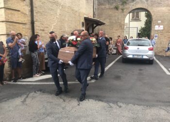 Rose rosse per Daniel, morto sul lavoro. Ultimo saluto nella chiesa di Santa Maria di Costantinopoli