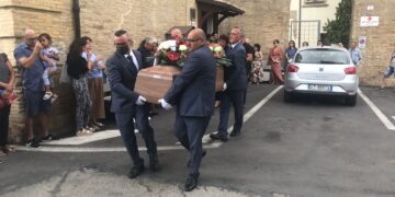Rose rosse per Daniel, morto sul lavoro. Ultimo saluto nella chiesa di Santa Maria di Costantinopoli
