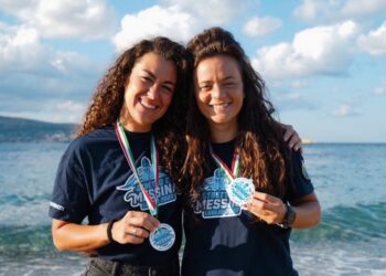 La gioia di Chiara e Filomena dopo la traversata a nuoto dello Stretto: «Esperienza fantastica»