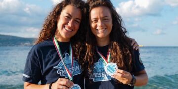 La gioia di Chiara e Filomena dopo la traversata a nuoto dello Stretto: «Esperienza fantastica»