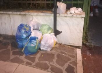 L’ex stazione usata come discarica: chi non fa la differenziata getta sacchi di rifiuti nelle aiuole