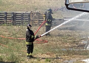 Incendio all’esterno di un capannone a Punta Penna, vigili del fuoco domano il rogo