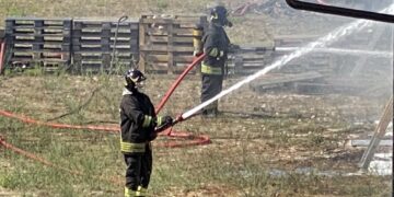 Incendio all’esterno di un capannone a Punta Penna, vigili del fuoco domano il rogo