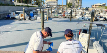 La darsena del porticciolo di San Salvo si tinge di grigio, guardia costiera rileva inquinamento