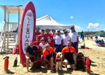 Sicurezza in mare, a San Salvo Marina le esercitazioni di personale di salvataggio e cani bagnino