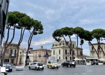 Stop ai parcheggi in piazza, ma non agli incivili