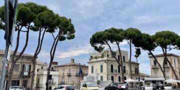 Stop ai parcheggi in piazza, ma non agli incivili