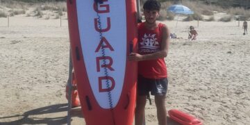 Donna in difficoltà tra le onde, bagnino la riporta a riva con la tavola sup rescue