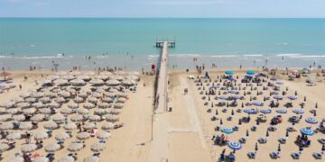 «Toglieremo gli ombrelloni per far posto ai concerti di Jovanotti»