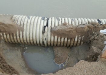 A Fosso Marino il tubo non regge alla pioggia. Ambientalisti: «80mila euro per questo capolavoro»