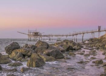 Letteratura e bollicine protagoniste al tramonto sul trabocco Turchino