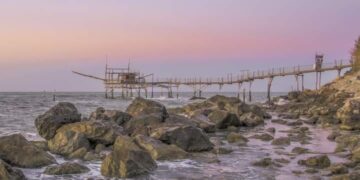 Letteratura e bollicine protagoniste al tramonto sul trabocco Turchino