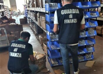 Migliaia di articoli falsi prodotti da sodalizio cinese e pronti per la vendita in Abruzzo: scatta il sequestro