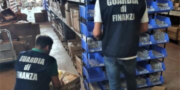 Migliaia di articoli falsi prodotti da sodalizio cinese e pronti per la vendita in Abruzzo: scatta il sequestro