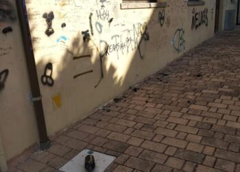 Vetri e bottiglie rotte: ancora atti vandalici notturni in piazza Pace