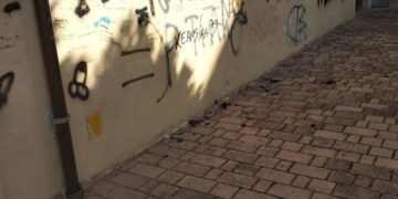 Vetri e bottiglie rotte: ancora atti vandalici notturni in piazza Pace