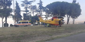 Malore in spiaggia, 63enne soccorso e trasferito in eliambulanza