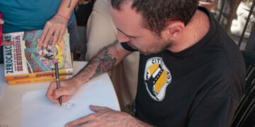 Guglionesi, bagno di folla per Zerocalcare: tutti in fila per un autografo e un disegnetto