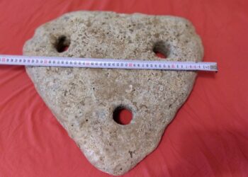 L’antica ancora di Punta Aderci consegnata ai carabinieri, «Mi auguro che un giorno venga esposta»