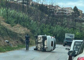 Auto si ribalta sulla provinciale 181 Vasto-San Salvo