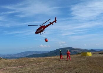 Spento l’incendio tra Castiglione e Schiavi: in corso le operazioni di bonifica