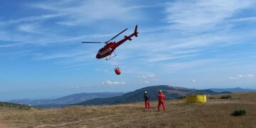Spento l’incendio tra Castiglione e Schiavi: in corso le operazioni di bonifica