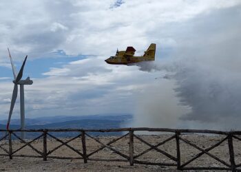 Incendio tra Castiglione e Schiavi: bruciati 80 ettari di vegetazione, in corso le operazioni di bonifica