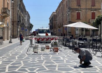 Operai al lavoro per riparare ancora il corso