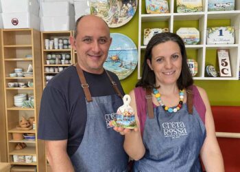 Arte e tradizione in una campanella: nel laboratorio di Giuseppe e Michela