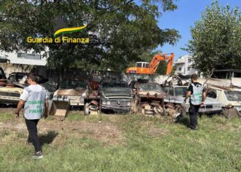 Carcasse di vetture depositate in un terreno: scatta il sequestro della guardia di finanza