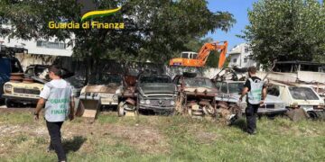 Carcasse di vetture depositate in un terreno: scatta il sequestro della guardia di finanza