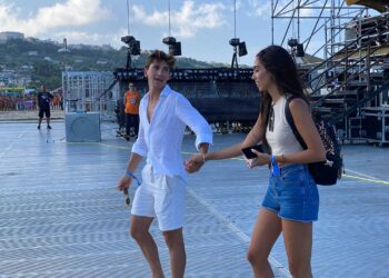 Giulio Ciccone ed Annabruna Di Iorio promessi sposi sul palco del Jova Beach