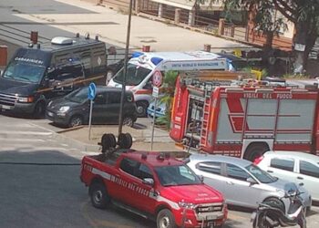 Candelotti, petardi e polvere da sparo in casa, denunciati padre e figlio minorenne