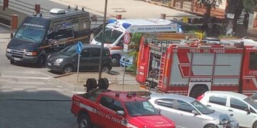 Candelotti, petardi e polvere da sparo in casa, denunciati padre e figlio minorenne