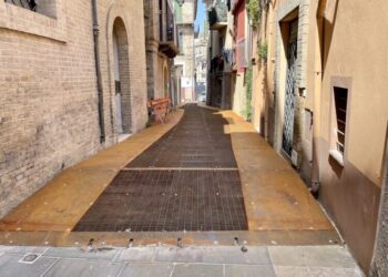 In via Corsea due dissuasori per regolare il traffico e preservare la grata di metallo