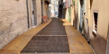 In via Corsea due dissuasori per regolare il traffico e preservare la grata di metallo