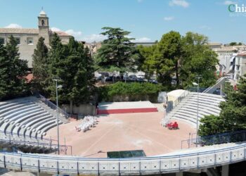 I lavori fatti non bastano a rimettere a nuovo tutta l’arena: camerini inagibili, sporcizia nel retropalco