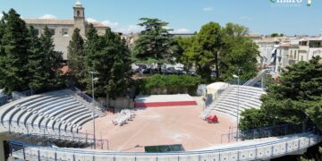 I lavori fatti non bastano a rimettere a nuovo tutta l’arena: camerini inagibili, sporcizia nel retropalco