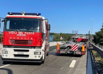 Bisarca a fuoco a Vasto Nord: il conducente riesce a fermare il mezzo, rallentamenti in A14