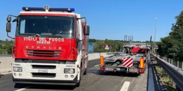 Bisarca a fuoco a Vasto Nord: il conducente riesce a fermare il mezzo, rallentamenti in A14