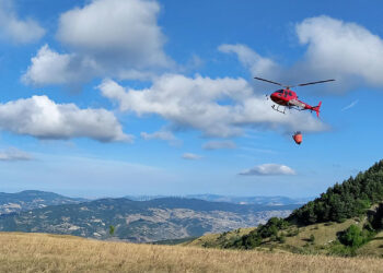 Il vento riattiva l’incendio a Castiglione, nuovi lanci dall’elicottero “Orso Bruno” e un canadair